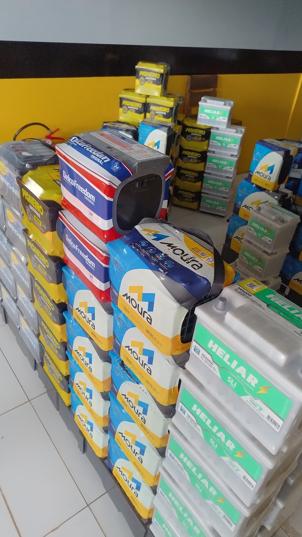 Baterias Moura e Heliar empilhadas na loja